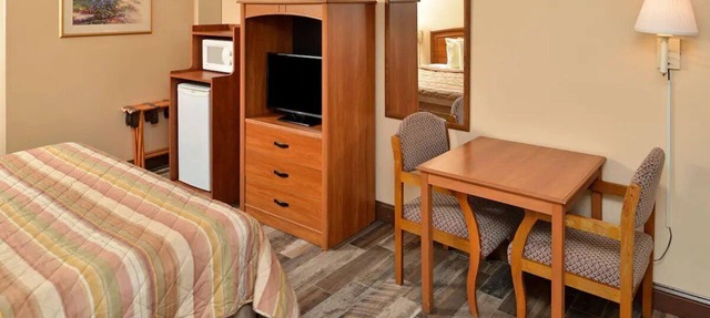 Relax & Explore From This Ideal Room Near Dinings | Fiesta Falls Mini-Golf-1.4mi in St. Augustine