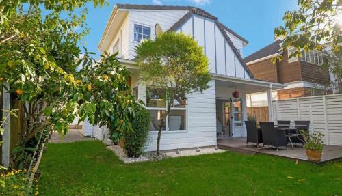 Remuera 3BR Elegance Home with Outdoor Living in Auckland