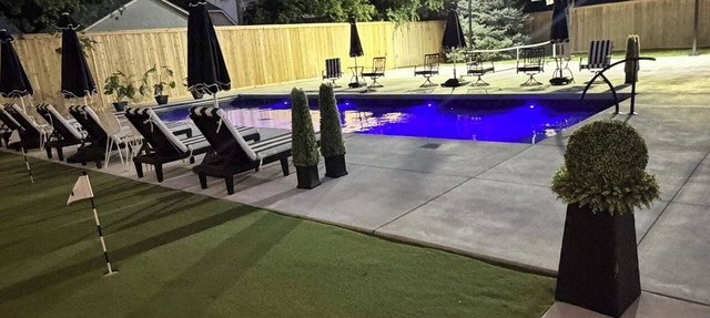 Resort Style FUN-Heated POOL-Pickleball-PuttPutt-Hot Tub-Epic Kitchen-King Beds in Wichita