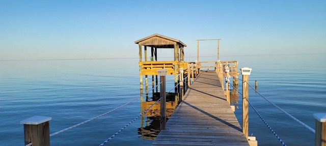 Resort, Waterfront Private Pier, Kayaks, Wi-Fi, Dedicated workspace. in Coden