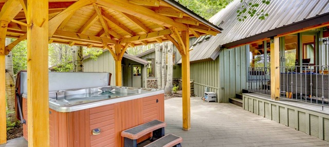 Riverfront Retreat w/hot tub minutes to Sunriver in Sunriver