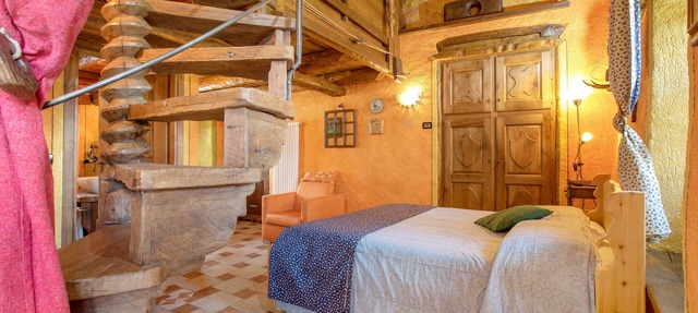 Room 'Stambecco' – Mountain Atmosphere on Two Levels with Panoramic Balcony in Charvensod