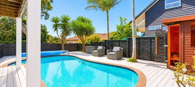Seaviews, Pool and Beach Access - large family home in Auckland