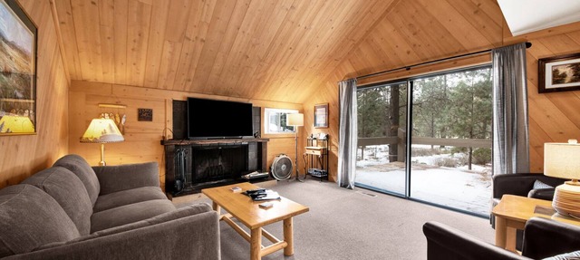 Simple, pet friendly, cabin style home with Hot Tub - POL99 in Sunriver