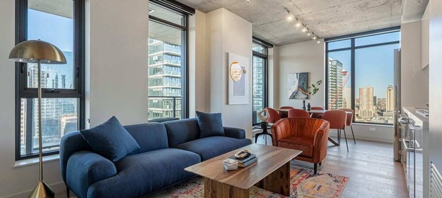 Skyline Views -POOL, Patio, Prkg & Gym - 2BR 2BA in Calgary