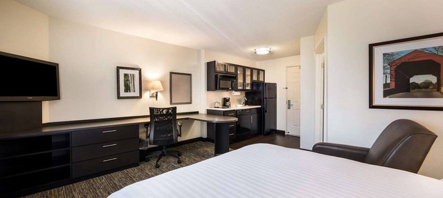 Smart Queen Studio Suite | Full Kitchen, BBQ, 1.7 mi to The Mall at Robinson in Pittsburgh