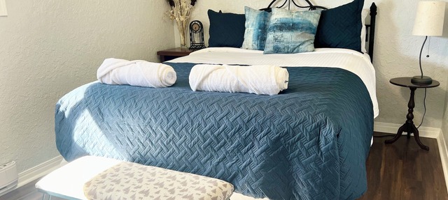 Sooke's Downtown Retreat; comfort and convenience in the heart of town! in Sooke