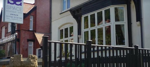 Space Boutique B&B - with Free private car park in Llandudno