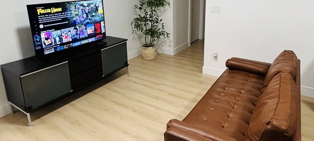 Spacious 2 bedroom suite near beaches and border in Surrey