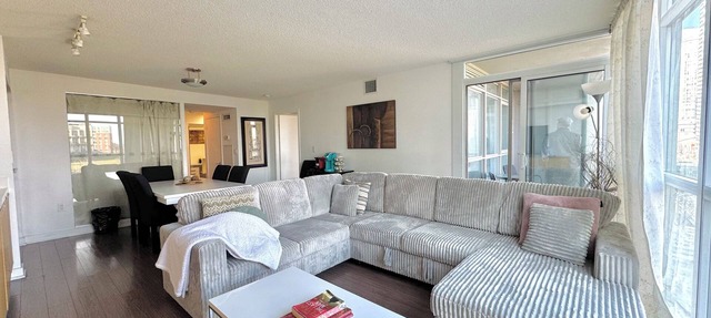 Spacious 2Bdrms/2Baths with 3 real beds + Pullout in Toronto