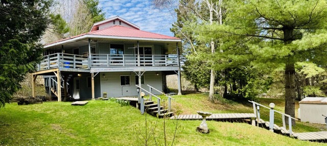 Spacious 3+1 BR, 2 Bath Cottage with Fire Pit and Pool Table in Brighton