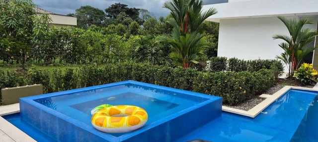Spacious 4-Bedroom Country House with a Pool, Jacuzzi, and Lush Gardens in Restrepo