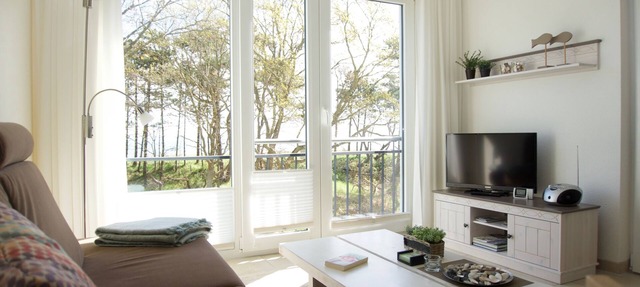 Spacious apartment with covered balcony and sea view, right on the beach in Juliusruh