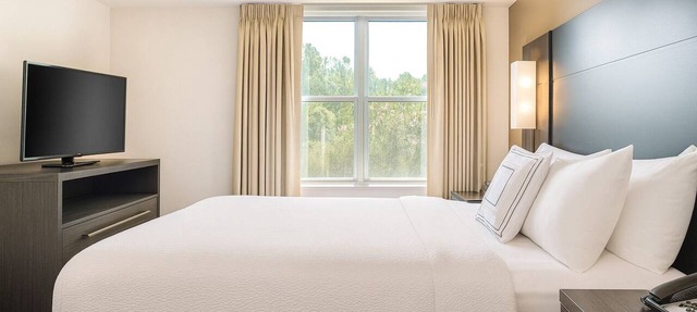 Spacious Good-Value Accommodation! Full Kitchen, Free Breakfast, Swimming Pool! in Cary