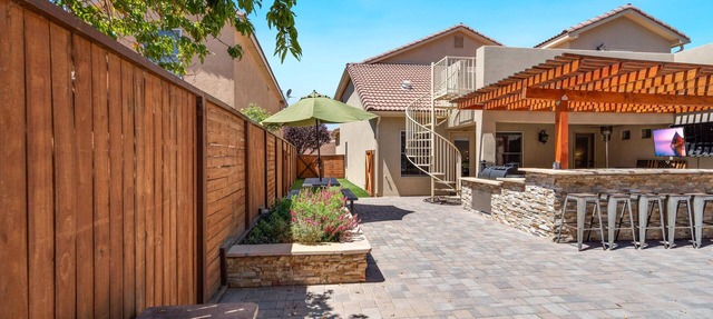 Spacious Modern Retreat. With 5 bedrooms and Gorgeous backyard in Albuquerque