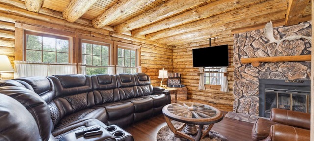 Sprawling Cabin Estate with Hot Tub and Games in Mauston