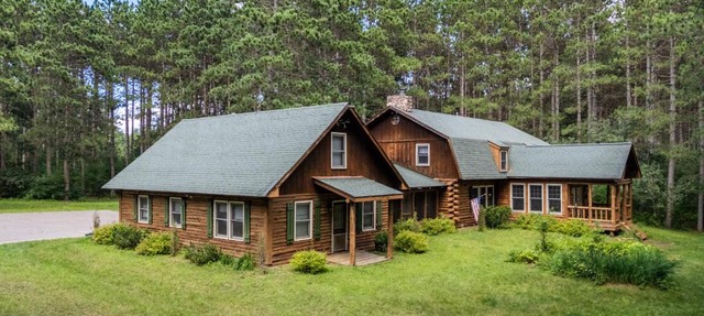 Sprawling Cabin Estate with Hot Tub and Games in Mauston