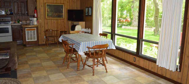 SPRING & FALL DISCOUNT! Two Bedroom Cottage with Private Beach! in Lakeside