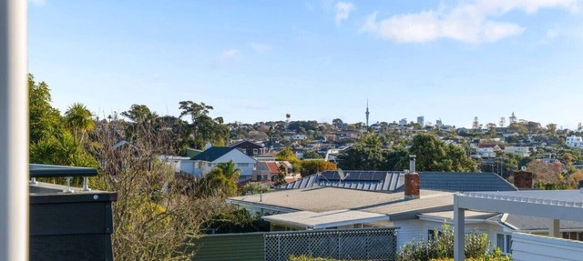 St Heliers 2BR Escape with Views & Parking in Auckland Central Suburbs