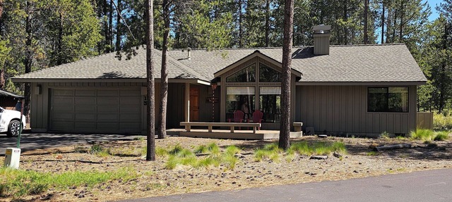 Stag Lane, Sunriver. Great Location! Single-level home, SHARC Passes, hot tub! in Sunriver