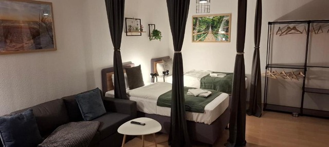Stay-at-AJ Homes Bönen mit komplett ausgestatteter Küche, Balkon, 6 Hotel-Boxspringbetten in 3 Schlafzimmern & Schlafsofa sowie kostenlos inklusive Bettwäsche & Handtücher, Verbrauchsartikel, Parkplatz, WiFi & SmartTV in Dortmund