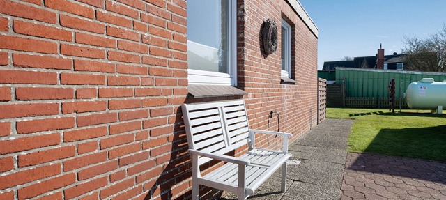 Studio Apartment 'Ferienwohnung Friesenkoje' with Private Terrace, Shared Garden and Wi-Fi in Nordstrand