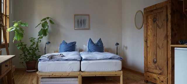 Studio castle view, private bathroom outside the room, garden, sauna in Greiz
