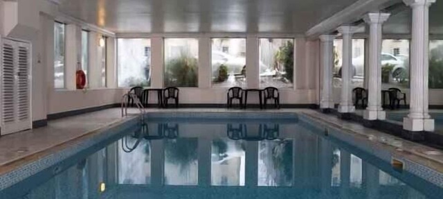 Stunning Apartment Close To Edinburgh City Centre, indoor pool and garden in Edinburgh