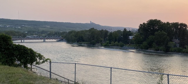 SUMMIT & CITY STAY VRBO HOME —River, Mountains, Downtown, Mall, Stampede & More! in Calgary