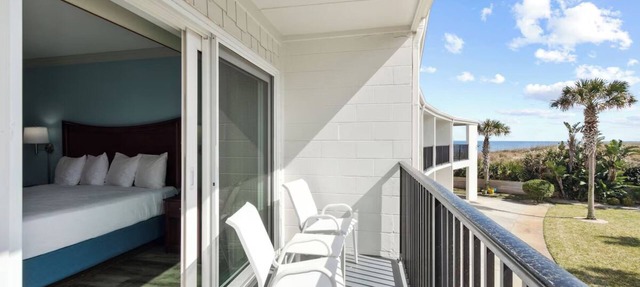 Sunlit Ocean View Suite, Ideal for Relaxing Family Getaways with Outdoor Pool in Neptune Beach