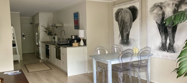 Sunny 1-Bed Oasis with 2 Private in Auckland