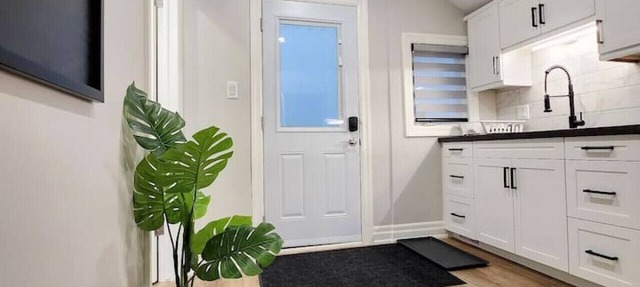 The Cozy Cove Modern King-Bedroom Full Apartment in St. Catharines