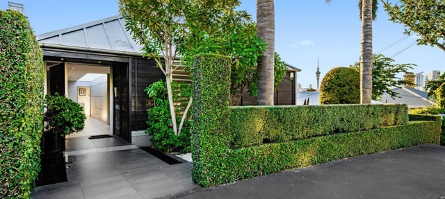 The Gilbraltar House by Homello | Steps to Parnell Village | Hot Tub | Home Cinema in Auckland