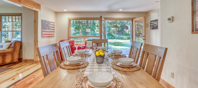 The Settle Inn Riverfront Retreat in Bend