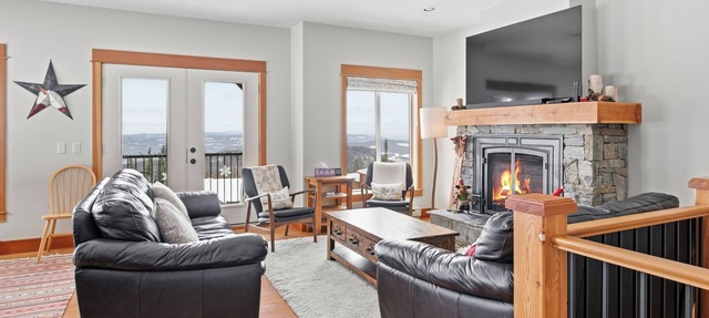 Upscale Ski In/Out Duplex on The Ridge with Garage, Private Hot Tub, laundry in Silver Star Mountain