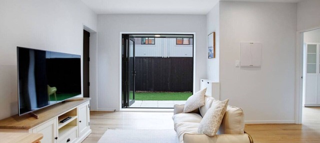 Urban Vogue Escape with Parking and Air-con in Auckland Central Suburbs
