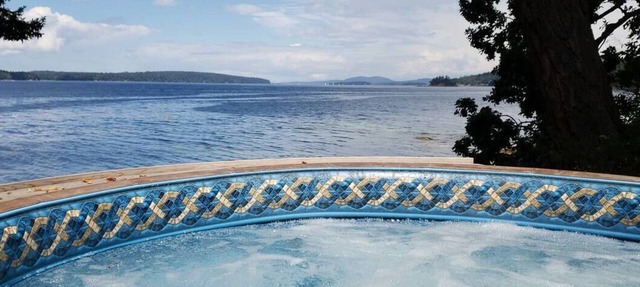 Valhalla Cabins - The Loft (Oceanfront w/Hot Tub)nn in Salt Spring Island