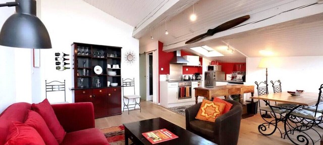 Views, Elevator, Air-Conditioning and fast WiFi in Bordeaux