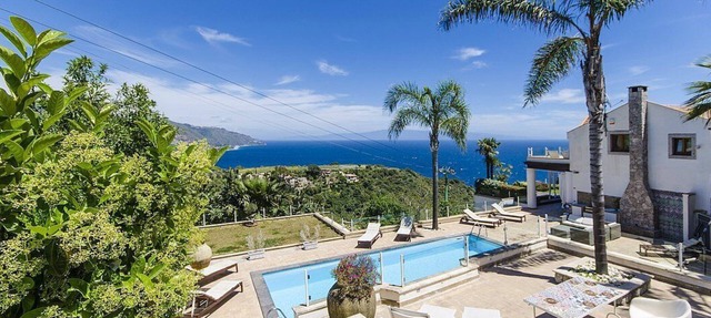 Villa Edipo Grande: A bright three-story villa which faces the sun and the sea, with Free WI-FI. in Taormina