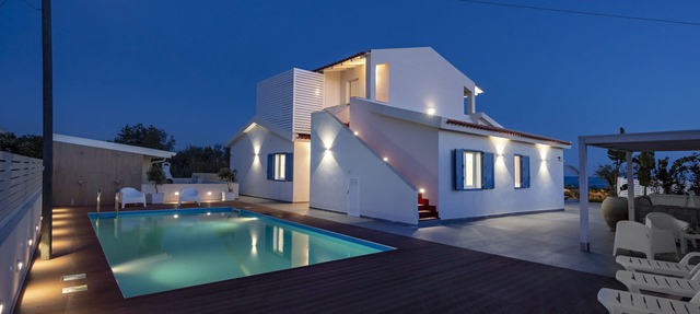 Villa Nettuno, enchanting contemporary villa, seafront , with pool in Punta Braccetto