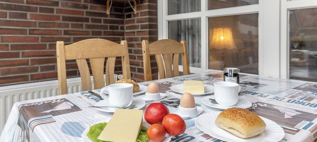 Warm, inviting and full of comfort: cozy 60-sqm first floor apartment with winter garden. in Carolinensiel