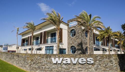 Waves in Orewa