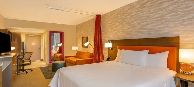 Where Comfort Meets Luxury! Swimming Pool, Kitchenette, Pets Allowed! in Winter Garden