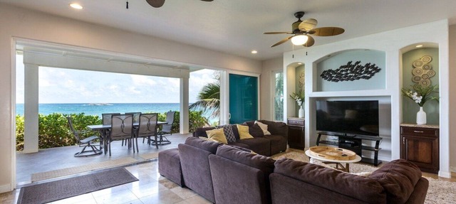 White Hibiscus B -home on Laie Point, Beach access in Laie