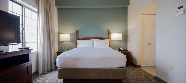 Your Home Away From Home! Free Breakfast, Free Parking, Pets Allowed, Pool! in Baton Rouge