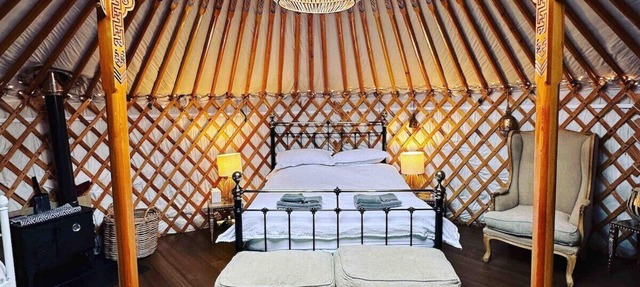 Yurt with fire, Skylight, Garden, + Hot Tub/Sauna in Chackmore