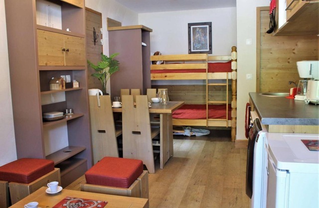100m from ski slopes, 4th floor, view ski slopes, swimming pool, sauna, balcony, tv, ski locker in Risoul