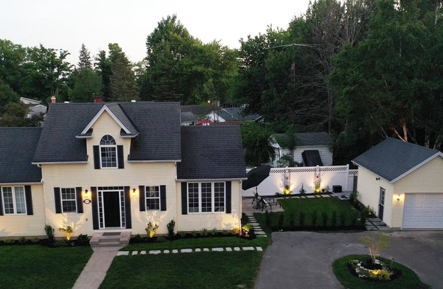 Cape Cod Style Beach House - 10 min. walk to Beach -Sleeps 1-4 Guests- Licensed in Niagara Falls