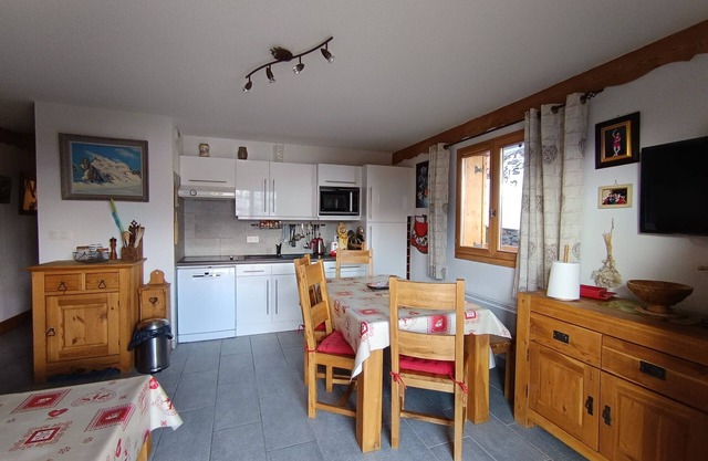 Comfortable apartment, large south-facing terrace, close to slopes, pets and parking in Montgenèvre