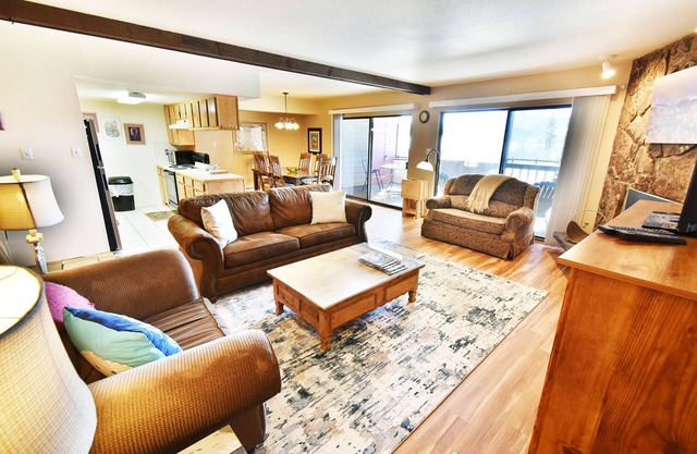 Lakefront, Amazing Views, In Town. Available for 30 Days or More Only in Dillon
